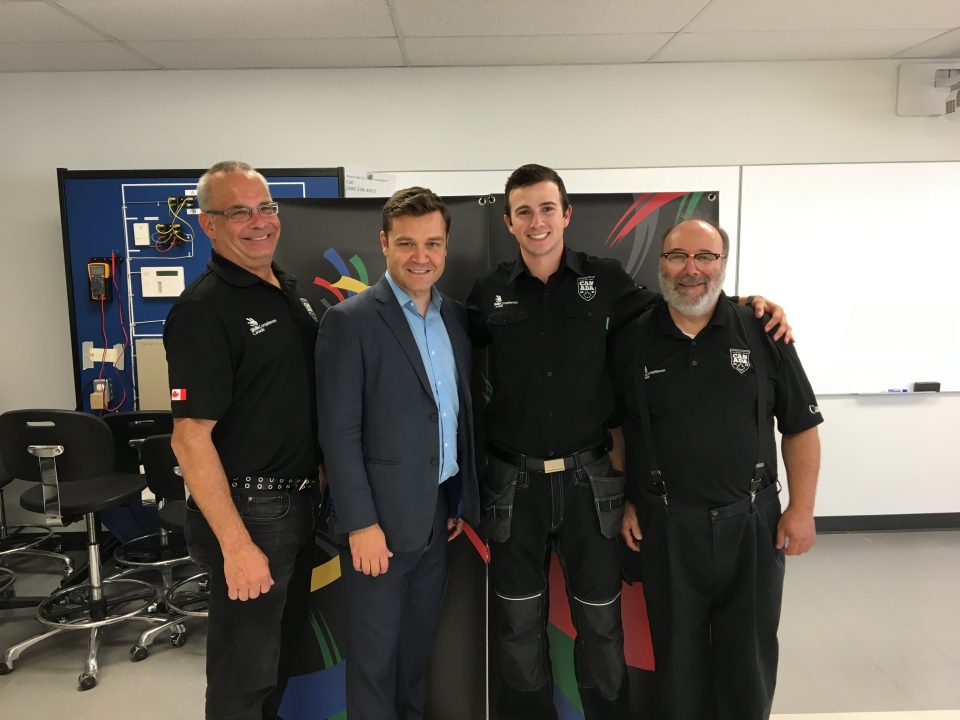 RYLEY LAFRANCE, MEMBRE D’ÉQUIPE CANADA WORLDSKILLS 2017, DÉMONTRE SON MÉTIER À SON DÉPUTÉ MATT JENEROUX