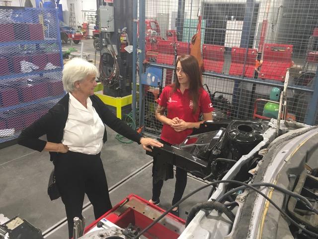 VYOLAINE DUJMOVIC, MEMBRE D’ÉQUIPE CANADA WORLDSKILLS 2017, DÉMONTRE SON MÉTIER À SA DÉPUTÉE HÉLÈNE LAVERDIÈRE