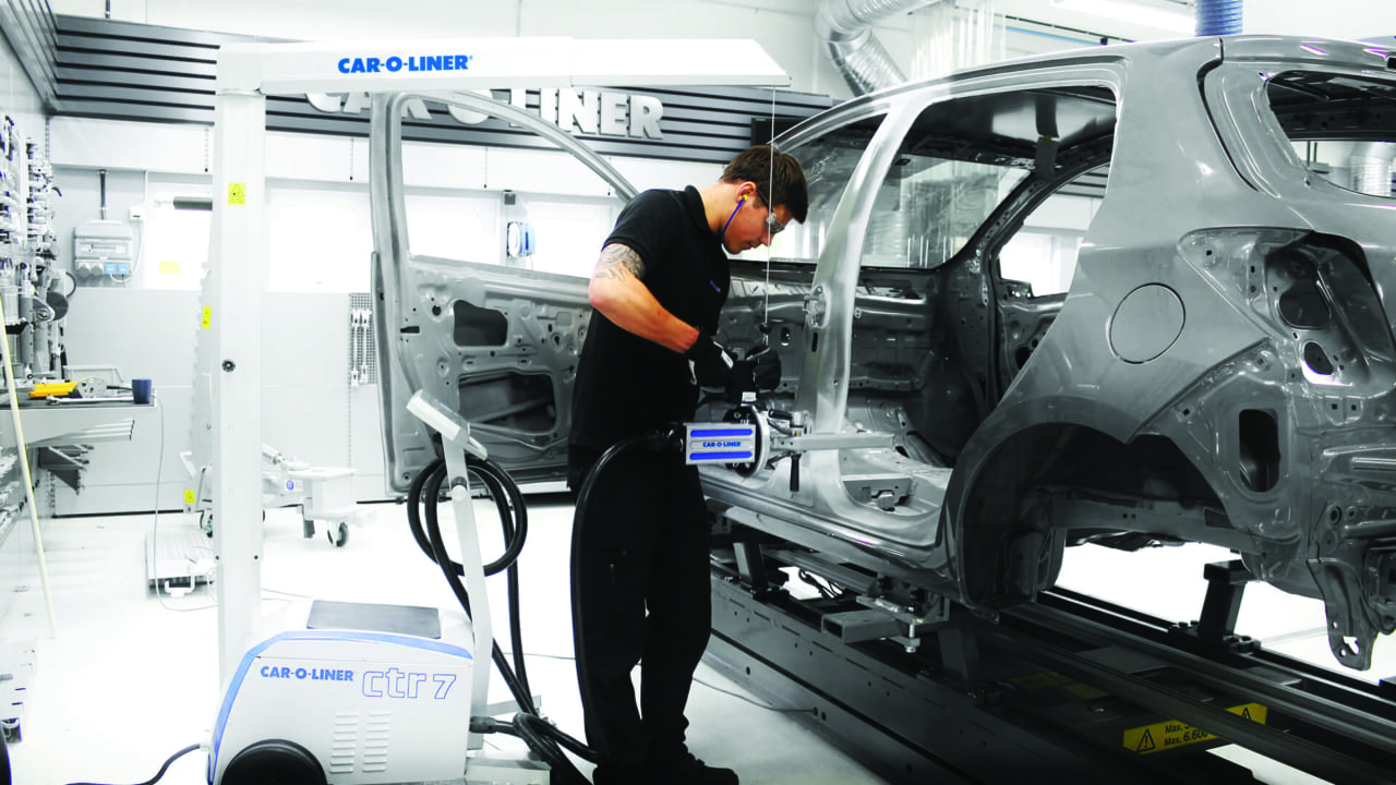 LE PROGRAMME DE CARROSSERIE DE SKILLS/COMPÉTENCES CANADA (PCSCC) ET CAR-O-LINER ANNONCENT LE DON D’UN CADEAU À UNE ÉCOLE POSTSECONDAIRE